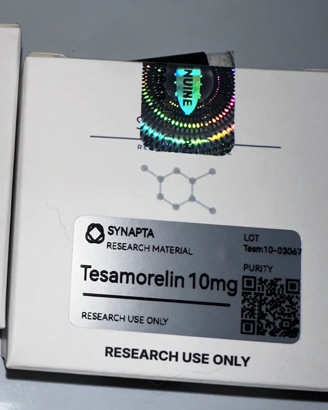 Caja de Tesamorelin 10 mg con etiqueta de lote, QR y sello holográfico