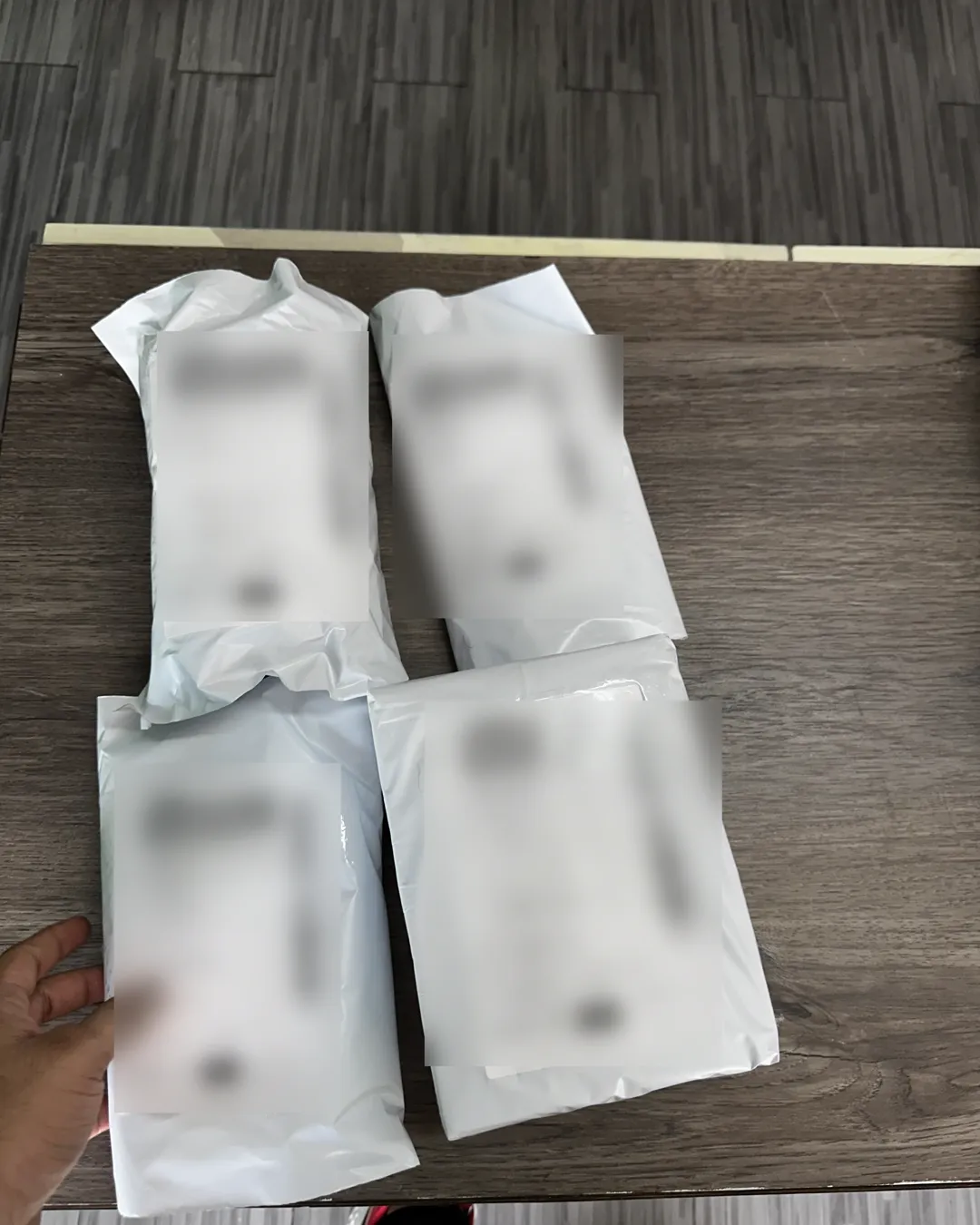 Paquetes listos para envío por Estafeta, con las guías difuminadas